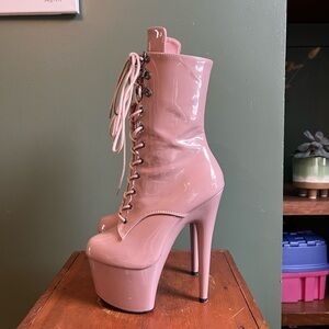 Hella Heels Lipkit Boots - size 6 WIDE fit
